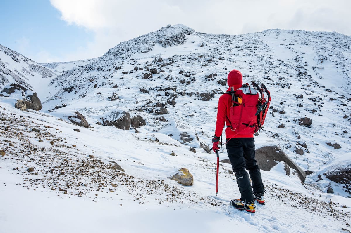 雪山登山をする登山者