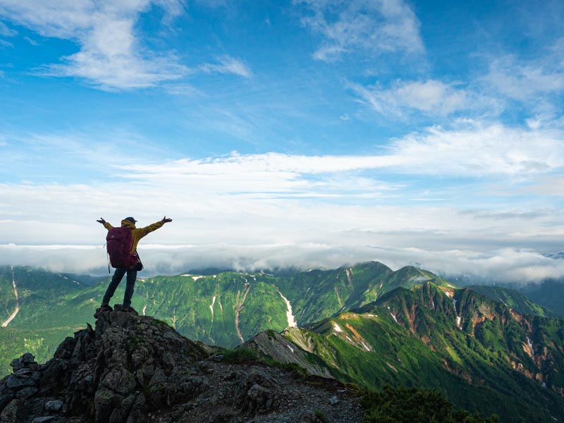 夏山登山してる人の後ろすがた