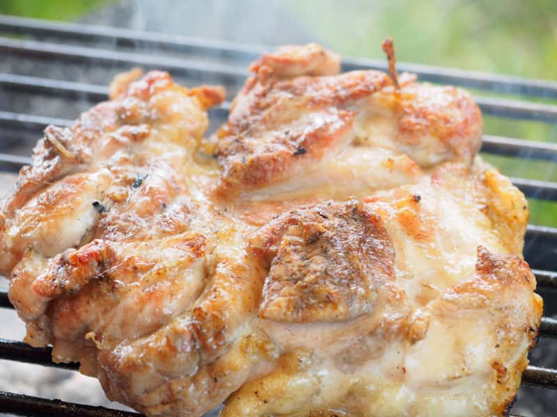 ソロキャンプ 肉を焼いて食べる