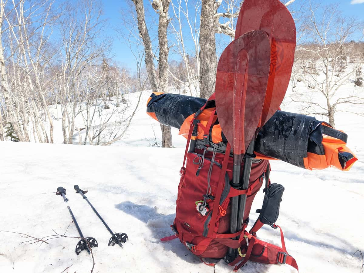 残雪の空沼岳をパックラフトを背負って登山