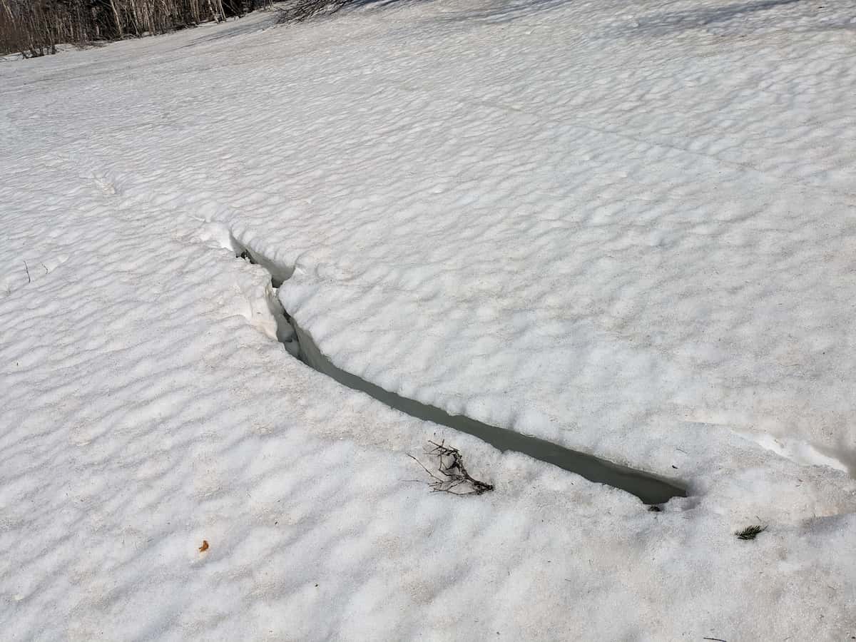 残雪の空沼岳の全面凍結した真簾沼