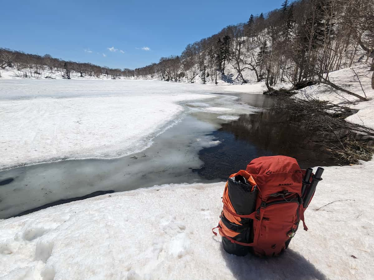 残雪の空沼岳を金山林道コースを歩く