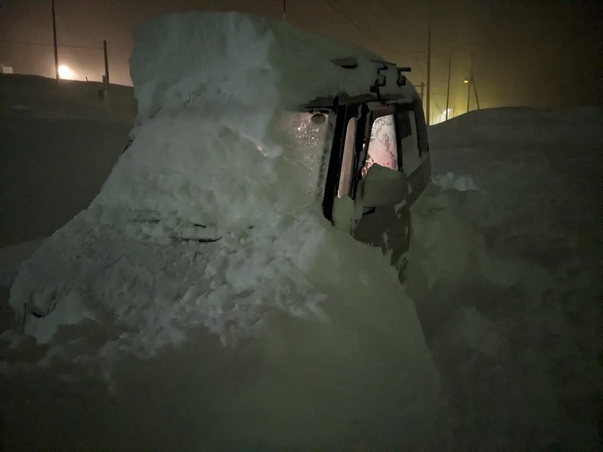 車に積んだソーラーパネルに大雪が積もる