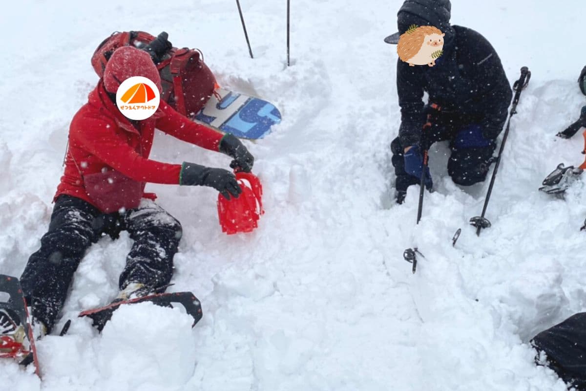 テムレスで雪遊びをしてる登山者