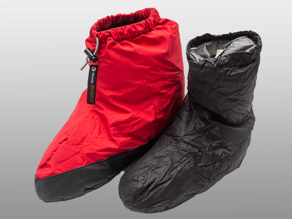 寝袋で足を保温するテントシューズ