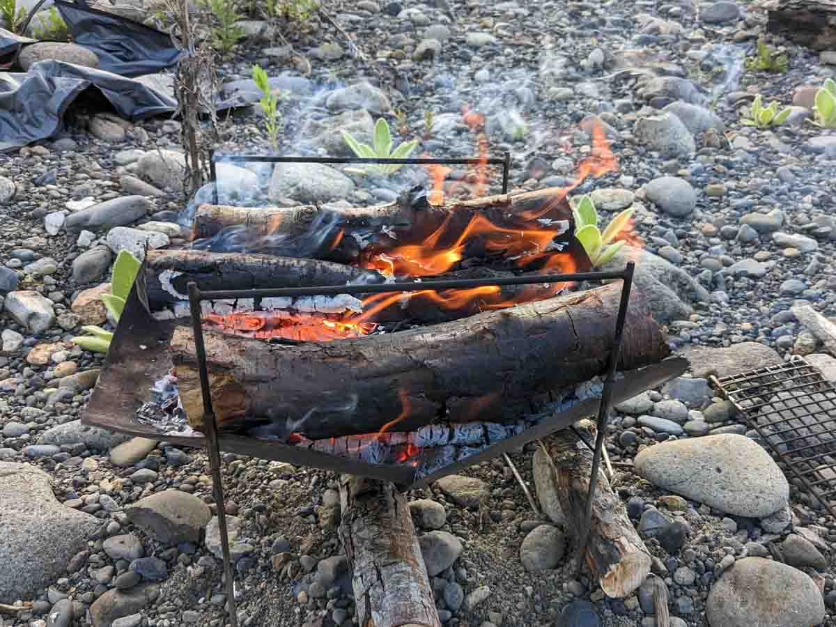 河原泊で流木を使って焚き火