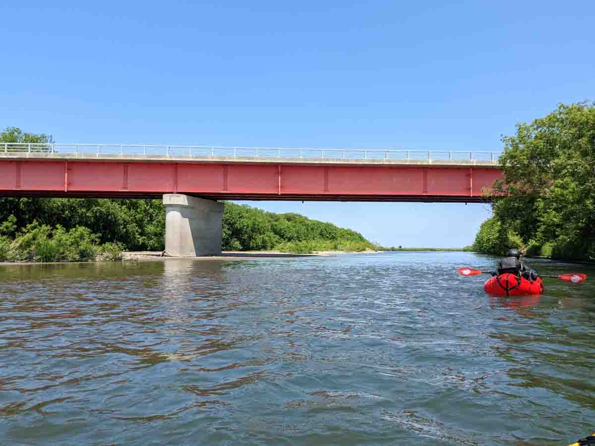 パックラフトで湧別川を1泊2日の川下りで最後の橋